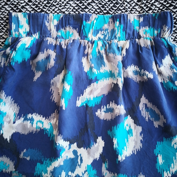 LOFT Ann Taylor Silky Blue Print Mini Skirt - Picture 2 of 5